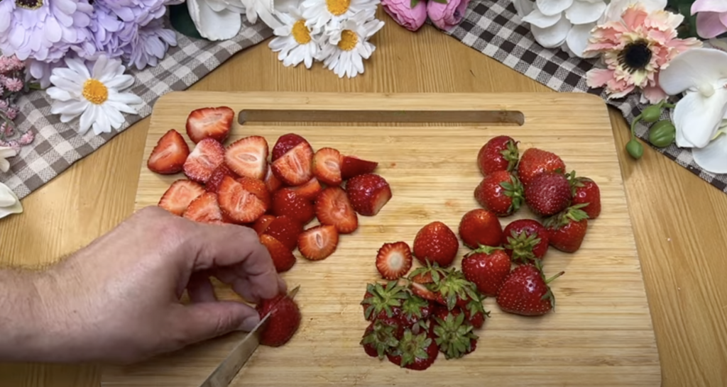 Ovocný tvarohový dort s jahodami, banány a bílou čokoládou - BEZ PEČENÍ!
