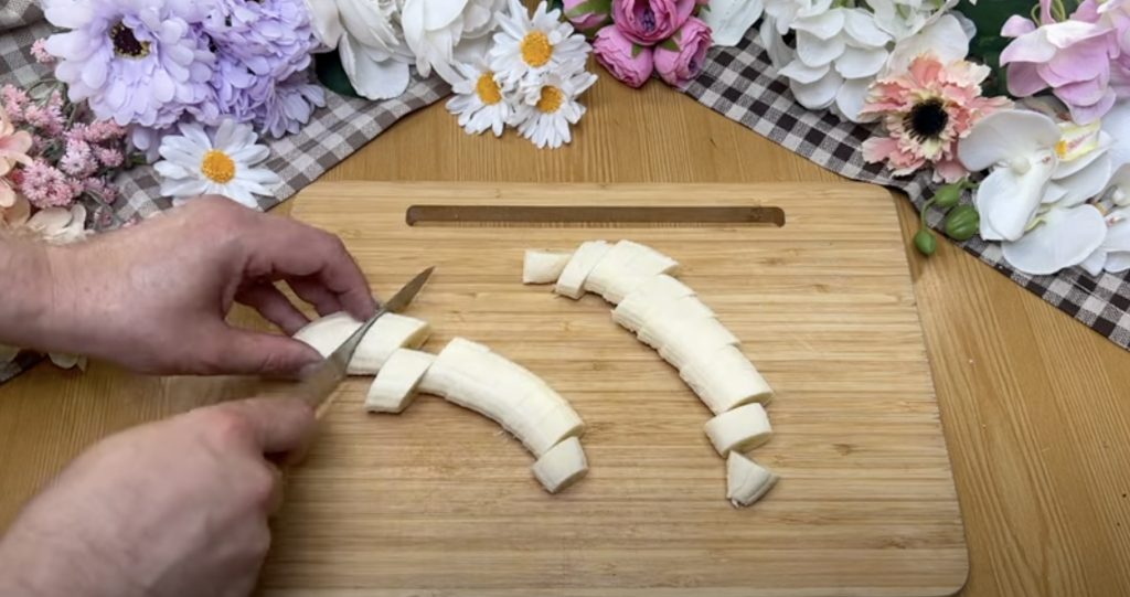 Ovocný tvarohový dort s jahodami, banány a bílou čokoládou - BEZ PEČENÍ!