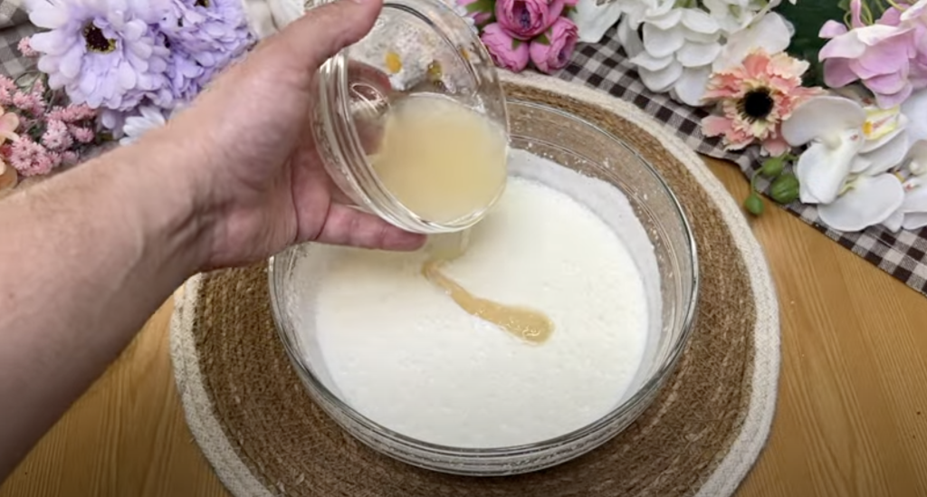 Ovocný tvarohový dort s jahodami, banány a bílou čokoládou - BEZ PEČENÍ!