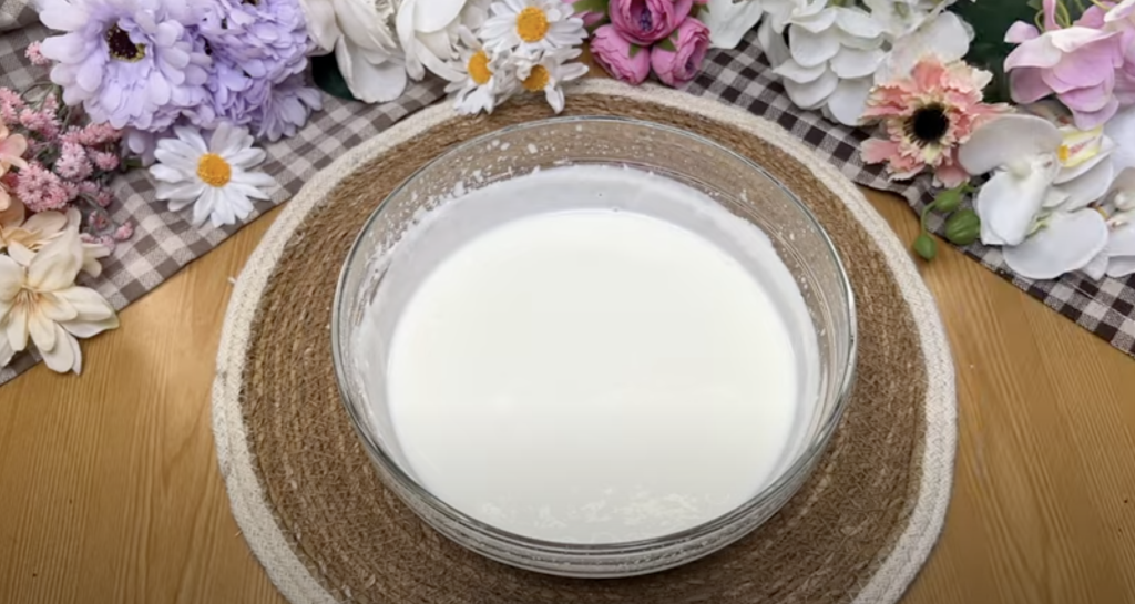 Ovocný tvarohový dort s jahodami, banány a bílou čokoládou - BEZ PEČENÍ!