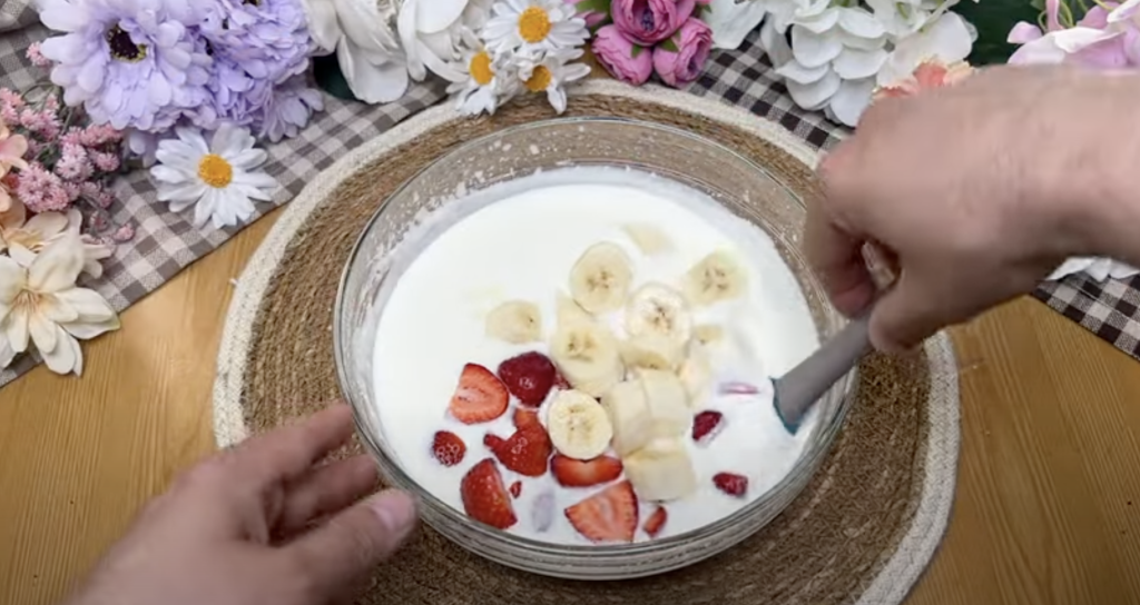Ovocný tvarohový dort s jahodami, banány a bílou čokoládou - BEZ PEČENÍ!