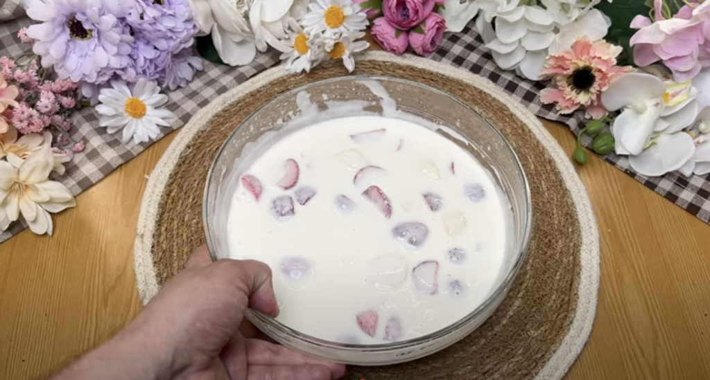 Ovocný tvarohový dort s jahodami, banány a bílou čokoládou - BEZ PEČENÍ!