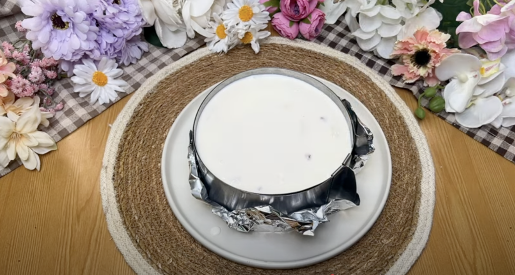 Ovocný tvarohový dort s jahodami, banány a bílou čokoládou - BEZ PEČENÍ!