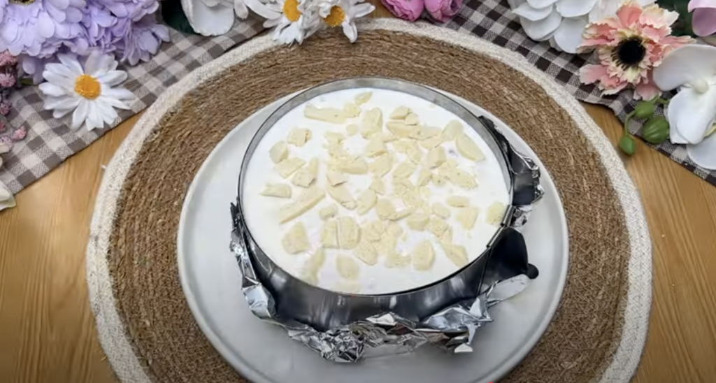 Ovocný tvarohový dort s jahodami, banány a bílou čokoládou - BEZ PEČENÍ!