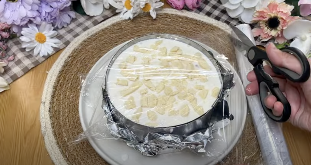 Ovocný tvarohový dort s jahodami, banány a bílou čokoládou - BEZ PEČENÍ!