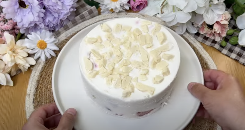 Ovocný tvarohový dort s jahodami, banány a bílou čokoládou - BEZ PEČENÍ!