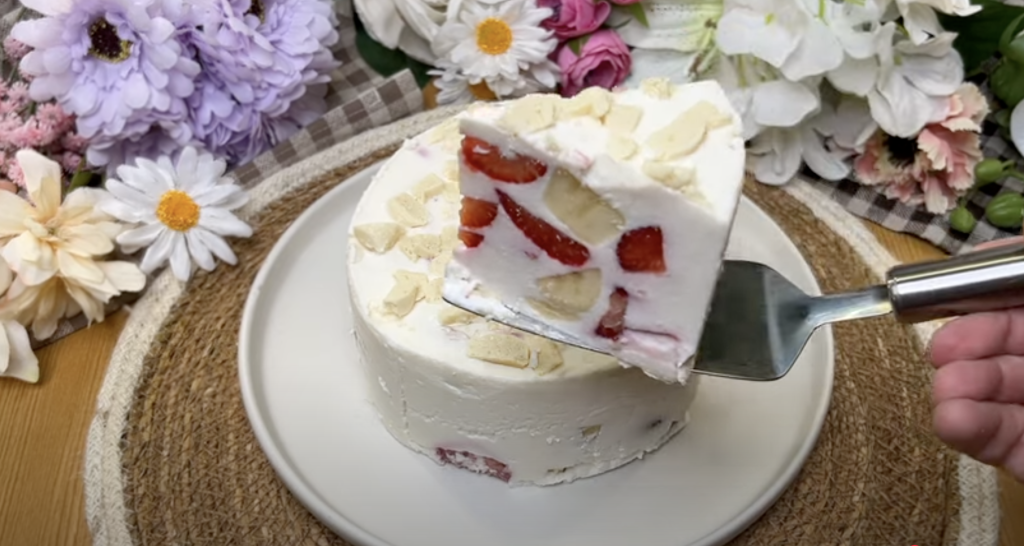 Ovocný tvarohový dort s jahodami, banány a bílou čokoládou - BEZ PEČENÍ!