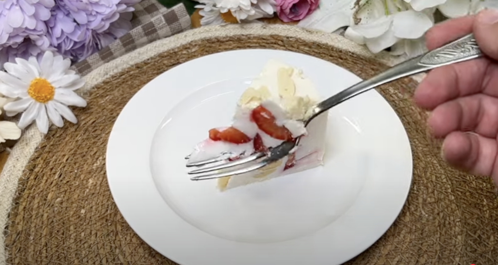 Ovocný tvarohový dort s jahodami, banány a bílou čokoládou - BEZ PEČENÍ!