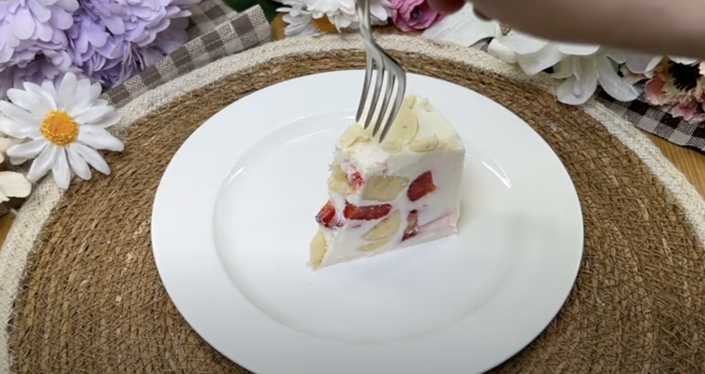 Ovocný tvarohový dort s jahodami, banány a bílou čokoládou - BEZ PEČENÍ!