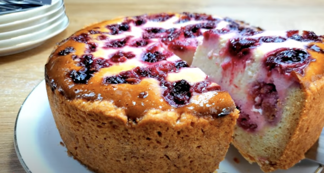 Jemný smetanový koláč s ovocem a máslovým těstem - svěží a vizuálně působivý