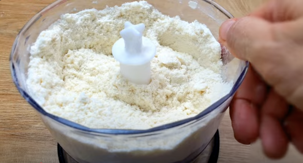 Jemný smetanový koláč s ovocem a máslovým těstem - svěží a vizuálně působivý