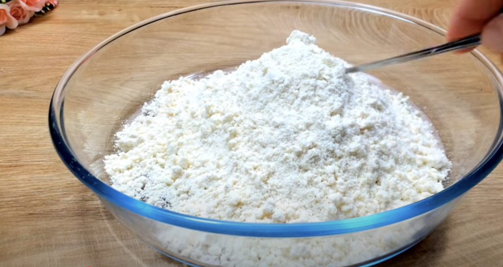 Jemný smetanový koláč s ovocem a máslovým těstem - svěží a vizuálně působivý