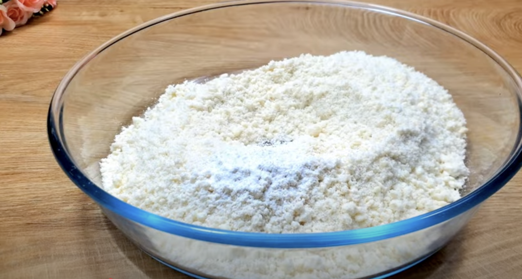 Jemný smetanový koláč s ovocem a máslovým těstem - svěží a vizuálně působivý