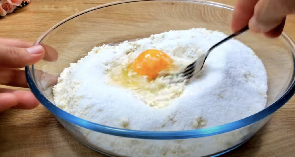 Jemný smetanový koláč s ovocem a máslovým těstem - svěží a vizuálně působivý