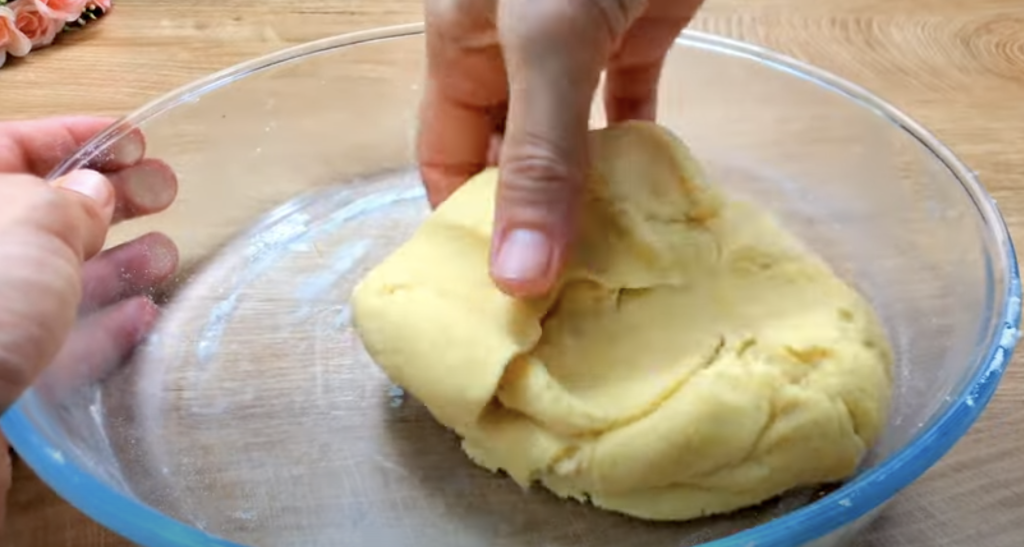 Jemný smetanový koláč s ovocem a máslovým těstem - svěží a vizuálně působivý