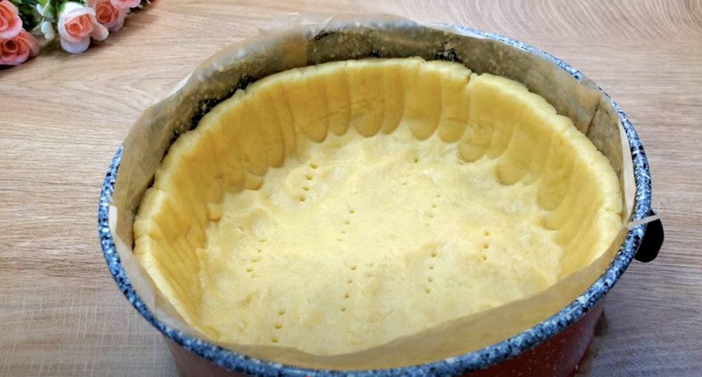 Jemný smetanový koláč s ovocem a máslovým těstem - svěží a vizuálně působivý