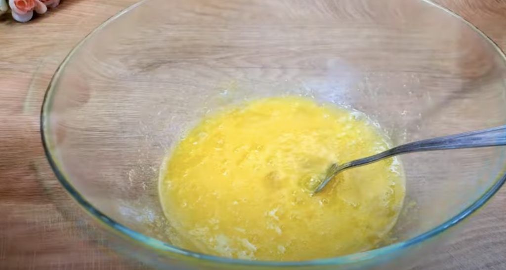 Jemný smetanový koláč s ovocem a máslovým těstem - svěží a vizuálně působivý