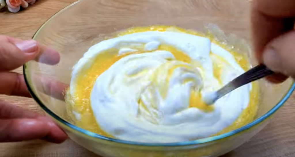 Jemný smetanový koláč s ovocem a máslovým těstem - svěží a vizuálně působivý