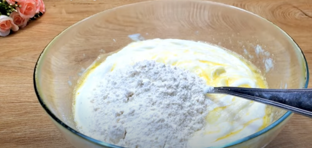 Jemný smetanový koláč s ovocem a máslovým těstem - svěží a vizuálně působivý