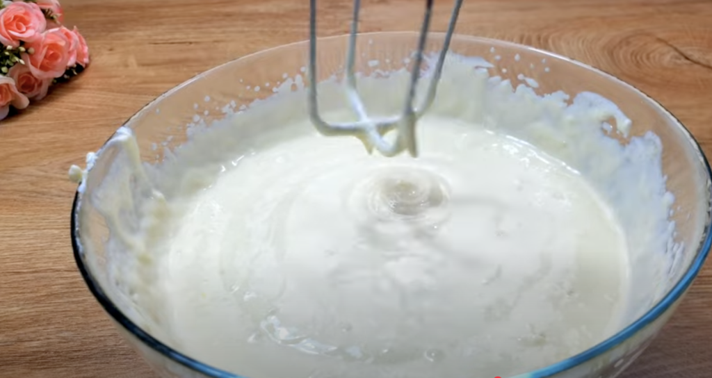 Jemný smetanový koláč s ovocem a máslovým těstem - svěží a vizuálně působivý