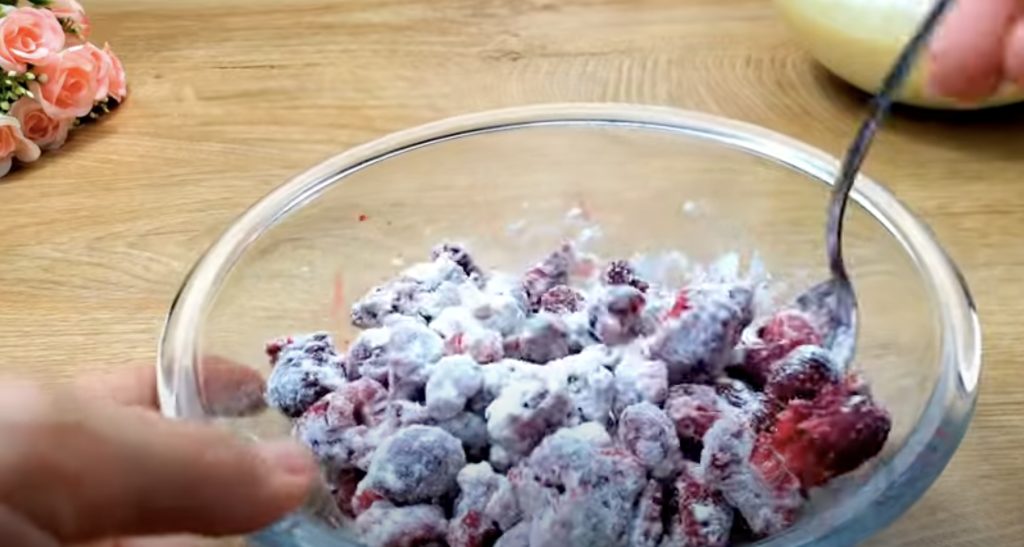 Jemný smetanový koláč s ovocem a máslovým těstem - svěží a vizuálně působivý