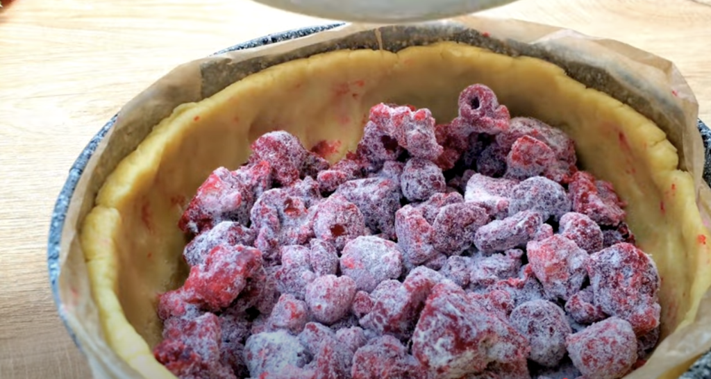 Jemný smetanový koláč s ovocem a máslovým těstem - svěží a vizuálně působivý