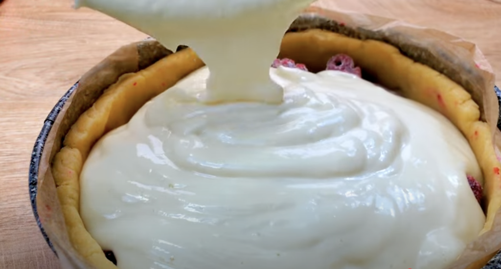 Jemný smetanový koláč s ovocem a máslovým těstem - svěží a vizuálně působivý