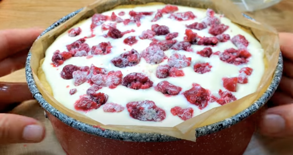 Jemný smetanový koláč s ovocem a máslovým těstem - svěží a vizuálně působivý