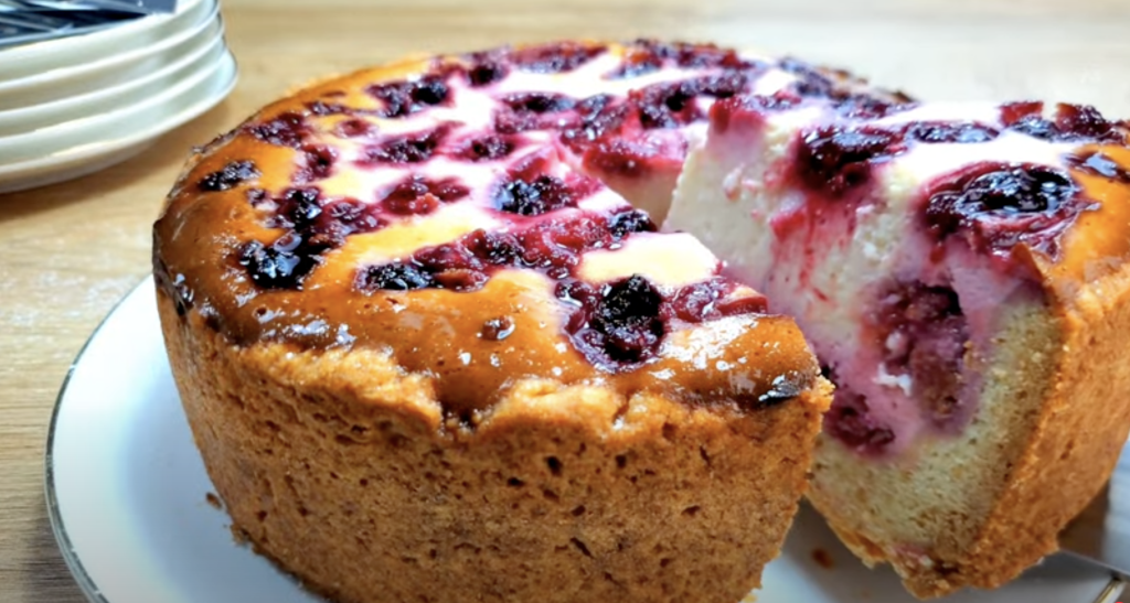 Jemný smetanový koláč s ovocem a máslovým těstem - svěží a vizuálně působivý