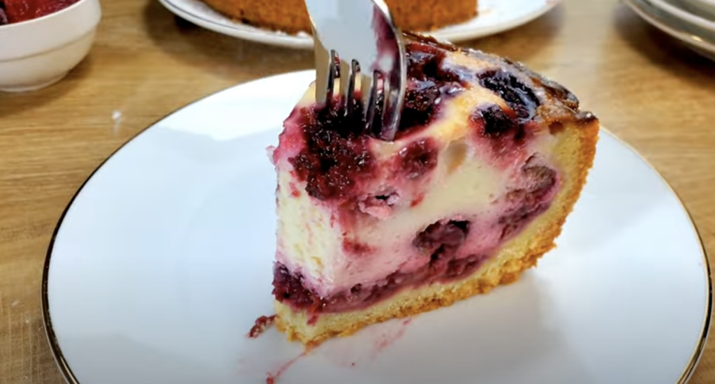 Jemný smetanový koláč s ovocem a máslovým těstem - svěží a vizuálně působivý