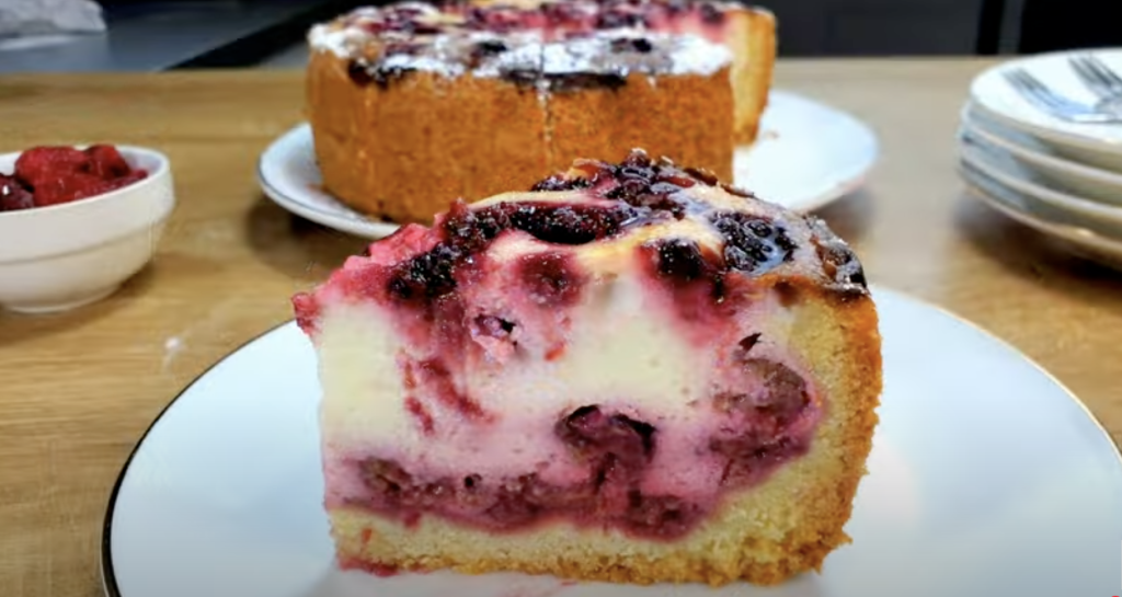 Jemný smetanový koláč s ovocem a máslovým těstem - svěží a vizuálně působivý