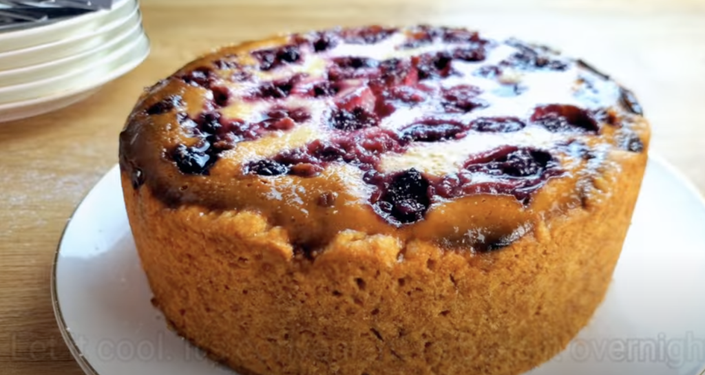 Jemný smetanový koláč s ovocem a máslovým těstem - svěží a vizuálně působivý