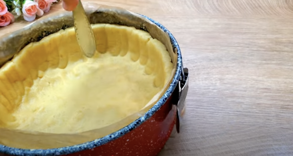 Jemný smetanový koláč s ovocem a máslovým těstem - svěží a vizuálně působivý