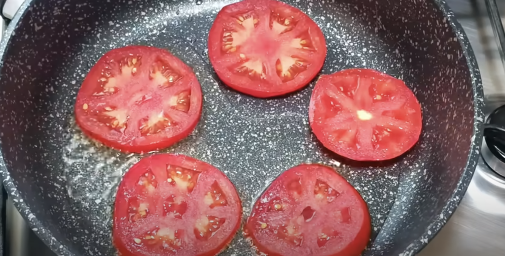 Voňavá vaječná omeleta s rajčaty, zelenou cibulkou, taveným sýrem a koprem - snídaně, která každý den promění ve voňavý a chutný začátek