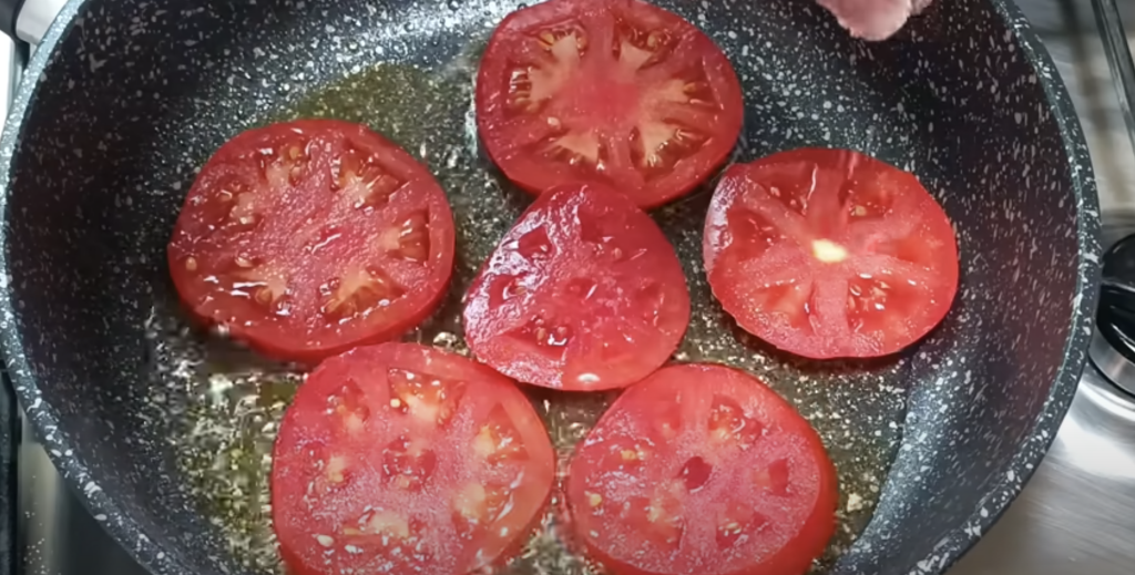 Voňavá vaječná omeleta s rajčaty, zelenou cibulkou, taveným sýrem a koprem - snídaně, která každý den promění ve voňavý a chutný začátek