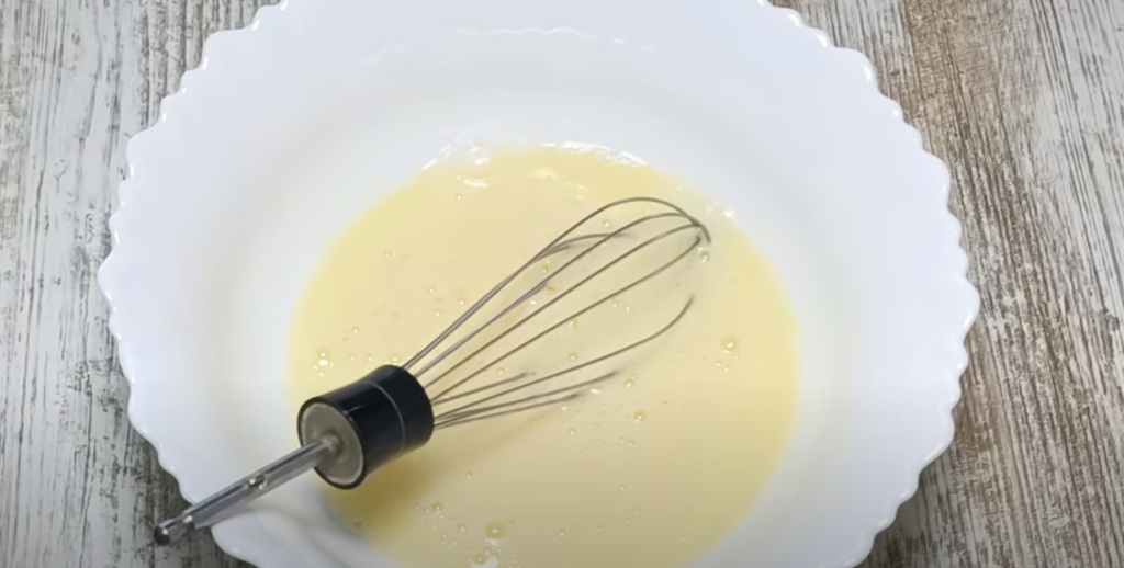 Voňavá vaječná omeleta s rajčaty, zelenou cibulkou, taveným sýrem a koprem - snídaně, která každý den promění ve voňavý a chutný začátek