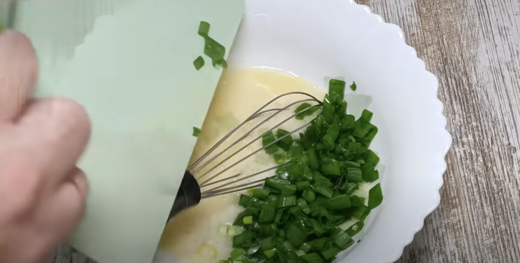 Voňavá vaječná omeleta s rajčaty, zelenou cibulkou, taveným sýrem a koprem - snídaně, která každý den promění ve voňavý a chutný začátek