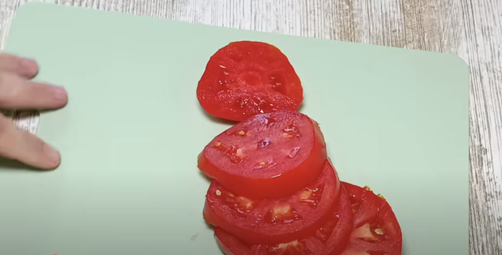 Voňavá vaječná omeleta s rajčaty, zelenou cibulkou, taveným sýrem a koprem - snídaně, která každý den promění ve voňavý a chutný začátek