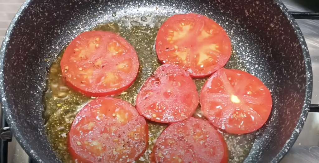 Voňavá vaječná omeleta s rajčaty, zelenou cibulkou, taveným sýrem a koprem - snídaně, která každý den promění ve voňavý a chutný začátek