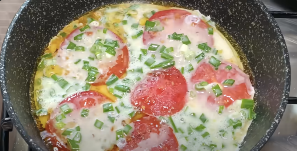 Voňavá vaječná omeleta s rajčaty, zelenou cibulkou, taveným sýrem a koprem - snídaně, která každý den promění ve voňavý a chutný začátek