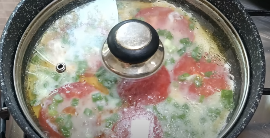 Voňavá vaječná omeleta s rajčaty, zelenou cibulkou, taveným sýrem a koprem - snídaně, která každý den promění ve voňavý a chutný začátek