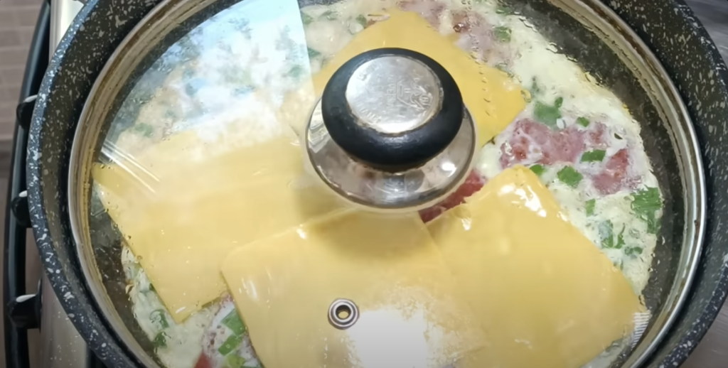 Voňavá vaječná omeleta s rajčaty, zelenou cibulkou, taveným sýrem a koprem - snídaně, která každý den promění ve voňavý a chutný začátek