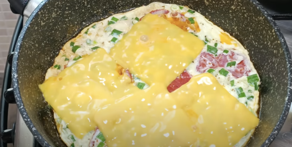 Voňavá vaječná omeleta s rajčaty, zelenou cibulkou, taveným sýrem a koprem - snídaně, která každý den promění ve voňavý a chutný začátek