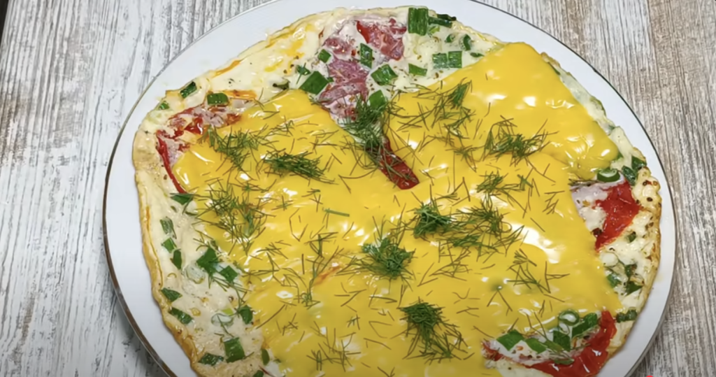Voňavá vaječná omeleta s rajčaty, zelenou cibulkou, taveným sýrem a koprem - snídaně, která každý den promění ve voňavý a chutný začátek