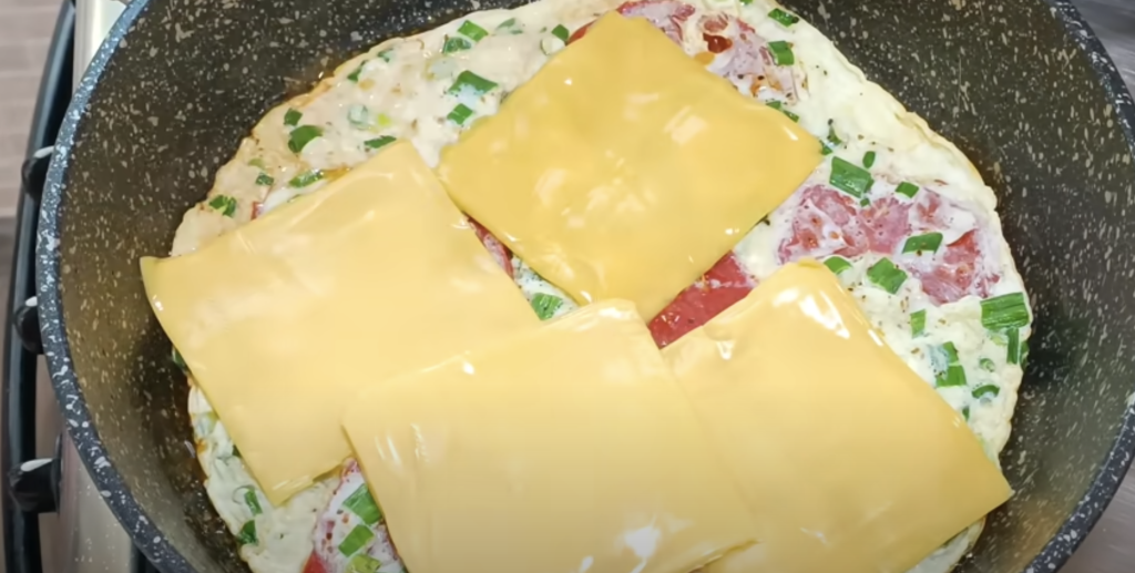 Voňavá vaječná omeleta s rajčaty, zelenou cibulkou, taveným sýrem a koprem - snídaně, která každý den promění ve voňavý a chutný začátek