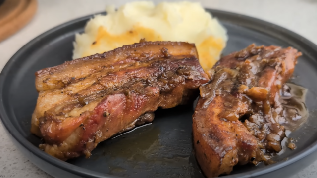 Karamelizovaný vepřový bůček na tmavém pivě s cibulí