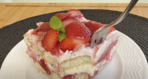 Nepečený jahodový dezert s mascarpone, šlehačkou a piškoty Nepečený jahodový dezert s mascarpone, šlehačkou a piškoty
