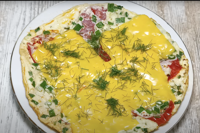 Voňavá vaječná omeleta s rajčaty, taveným sýrem a čerstvým koprem