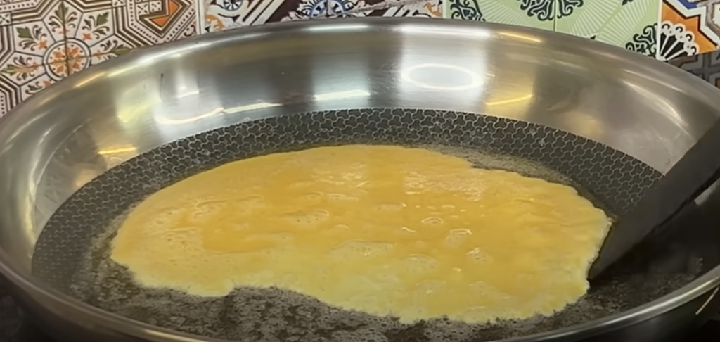 Vaječná omeleta se sýrem a šunkou v toustu - rychlá a chutná snídaně