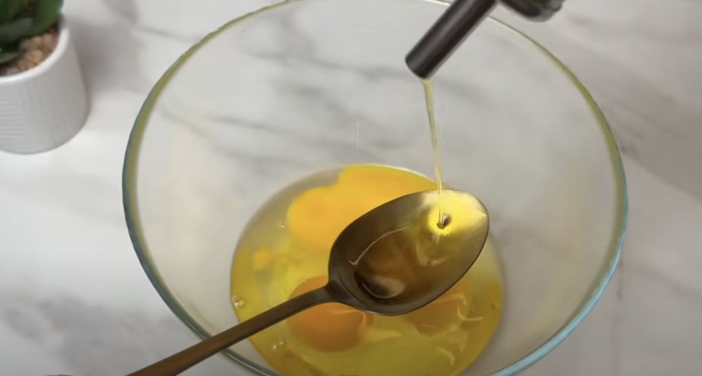 Zapečená palačinková pochoutka se špenátem, cibulí, rajčetem, tuňákem a sýrem - rychlý, zdravý a chutný slaný oběd nebo večeře